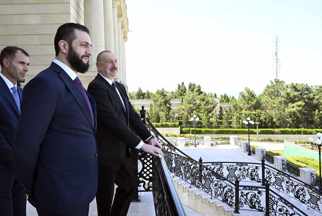 Syria's Interim President Ahmed al-Sharaa (left, front) is welcome by Azerbaijan's President Ilham Aliyev (right) in Baku, Azerbaijan, Saturday. (EPA-Yonhap)