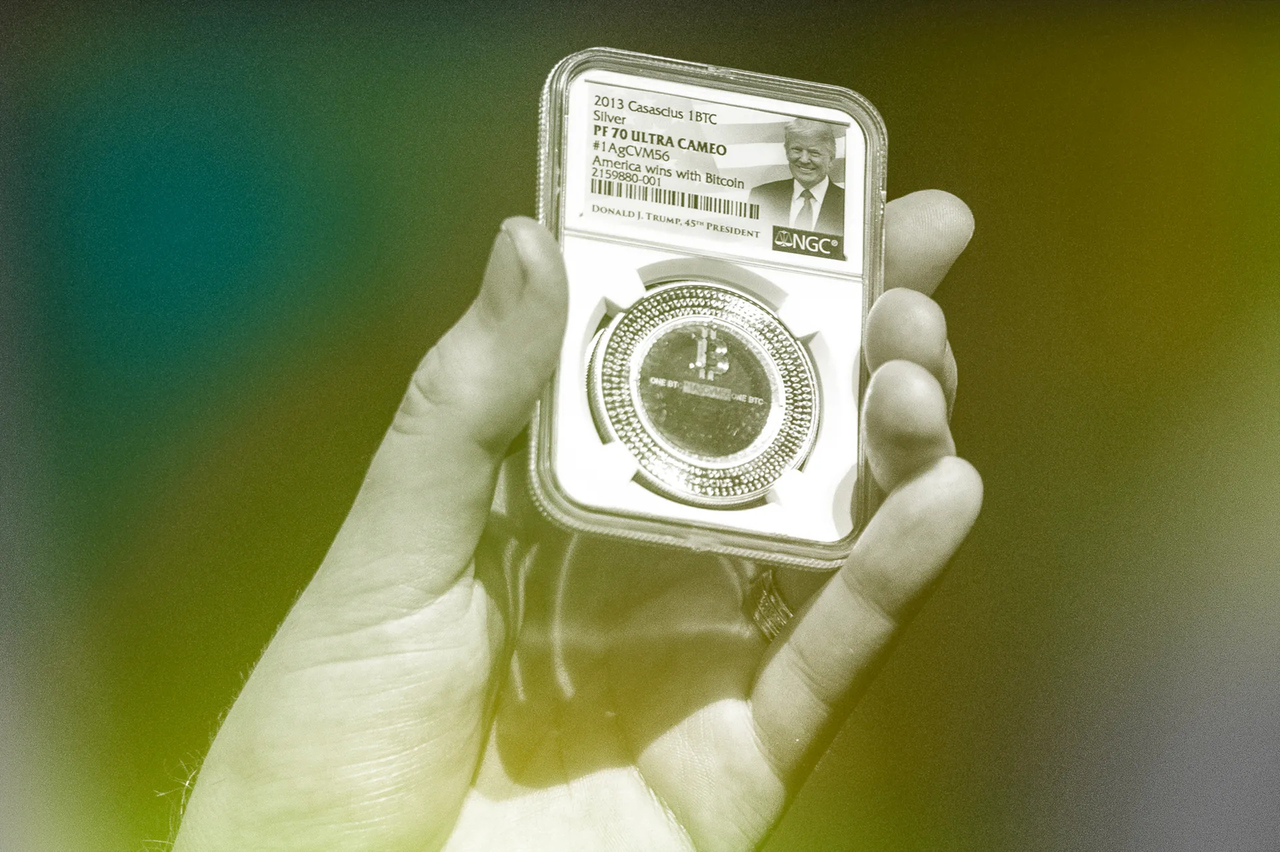 미국 주화감정기관인 NGC(Numismatic Guaranty Corporation)에서 감정한 트럼프 대통령 디자인이 들어간 울트라 카메오 등급의 토토사이트 슈퍼맨  [AP]