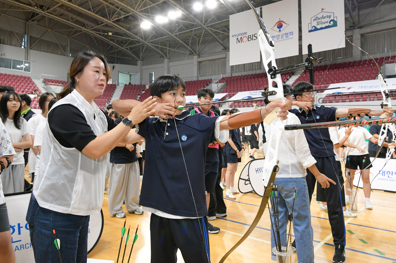 ‘2025 현대모비스와 함께하는 학교스포츠클럽 ddj 토토사이트에 참가한 학생들이 활시위를 당기며 승부를 겨루고 있다. [현대모비스 제공]