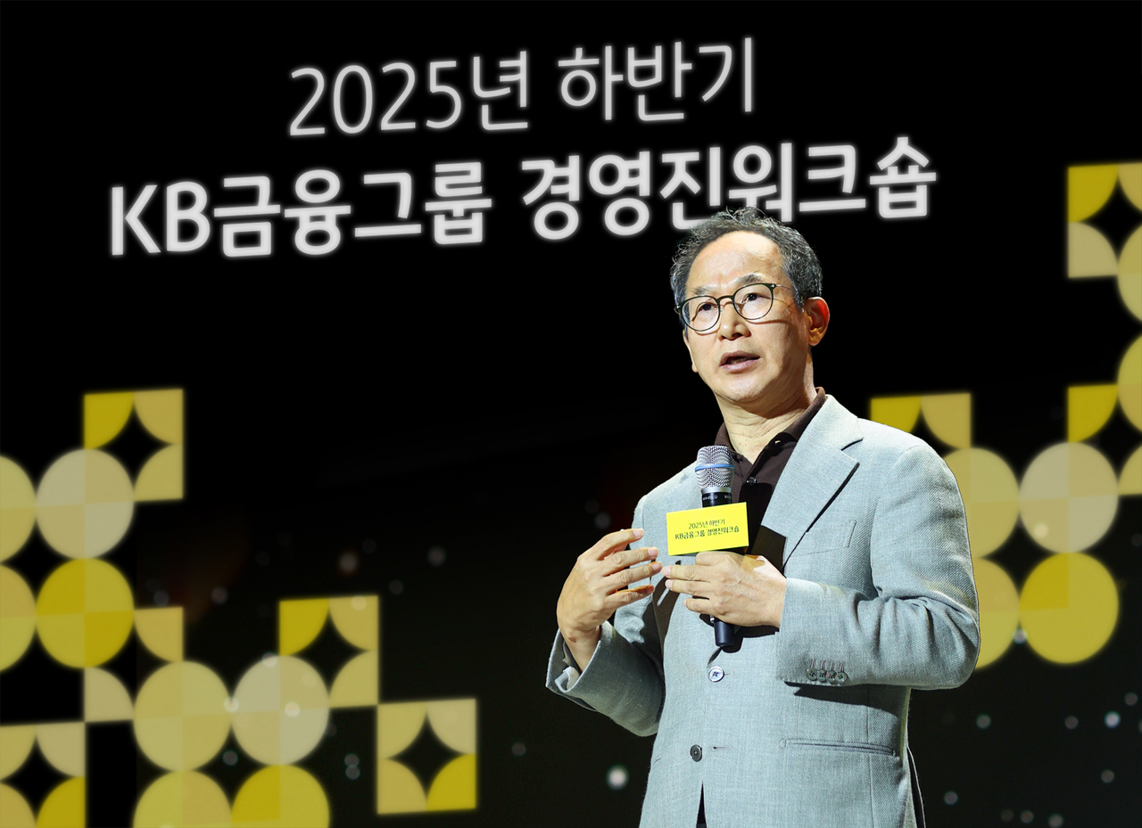 양종희 KB콜로세움 토토그룹 회장이 지난 11~12일 경남 사천 KB손해보험 인재니움 연수원에서 열린 하반기 그룹 경영진워크숍에서 경영진을 대상으로 강연하고 있다. [KB콜로세움 토토 제공]