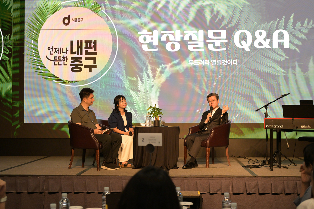 김길성 중스포츠토토사이트(오른쪽)이 6급 팀장급 직원들과 대화를 하고 있다.(사진제공=중구청)