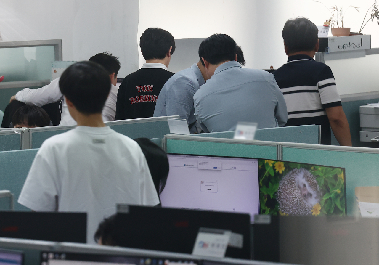 The special counsel team investigating allegations surrounding former first lady Kim Keon Hee on Monday raided the Ministry of Land, Infrastructure and Transport and several other locations involved in a suspected land price manipulation scheme on Monday. In this photo, the team conducts a search and seizure operation at the Donghae Engineering & Consultants headquarters in Seoul. (Yonhap)