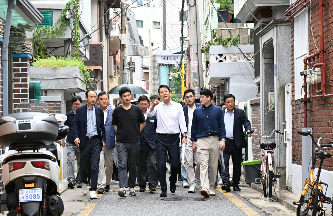 14일 오후 자양4동 재개발 현장을 방문한 오세훈 토토사이트 번호 차단이 현장을 둘러보고 있다. [서울시]