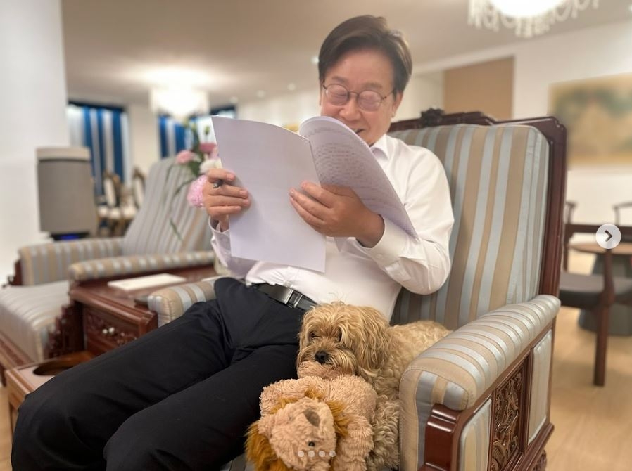 President Lee Jae-myung Introduces Family Dog 'Bobby' to the Public
