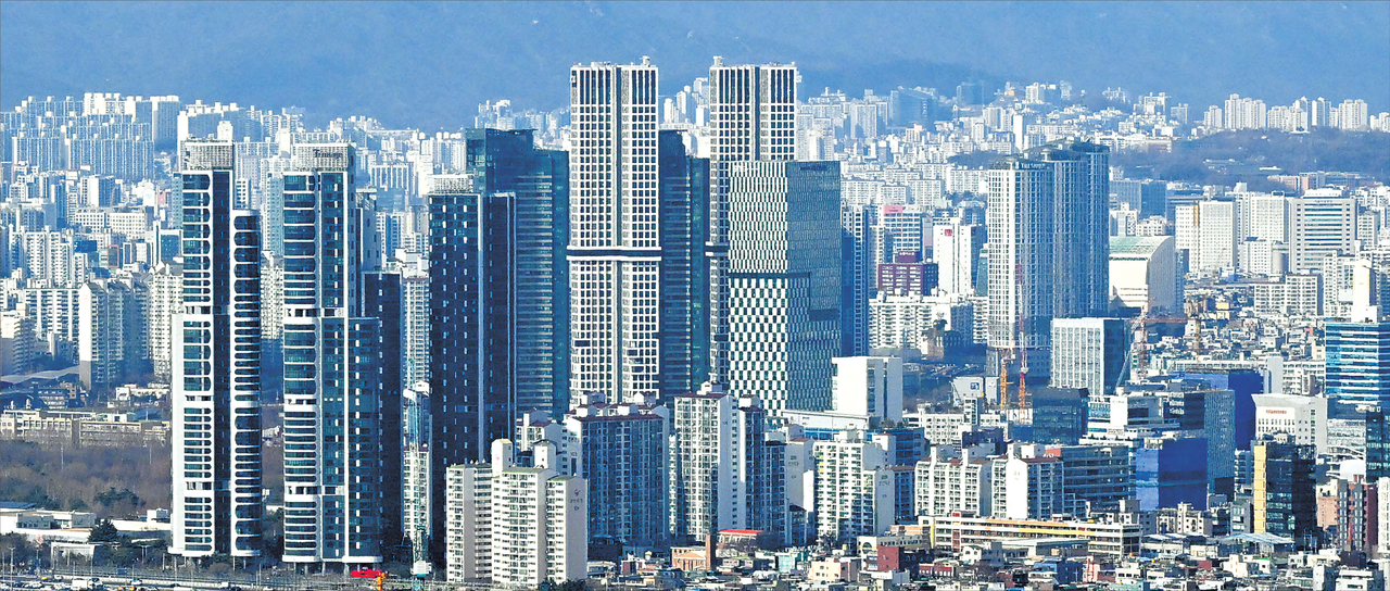 서울 성동구 모먼트 토토사이트동이 환골탈태했다. 가죽 제조공장 등이 밀집했던 지역에서 초고가 아파트가 집적된 대표 부촌으로 우뚝 서고 있다. 서울숲이 들어선 게 시발점이다. 풍부한 녹지와 한강뷰를 동시에 확보할 수 있다는 장점 때문에 강남에 터를 잡았던 자산가와 유명인들이 한강을 건넜고, 초고가 아파트 단지를 만들었다. 서울숲트리마제와 그 일대의 모습 임세준 기자