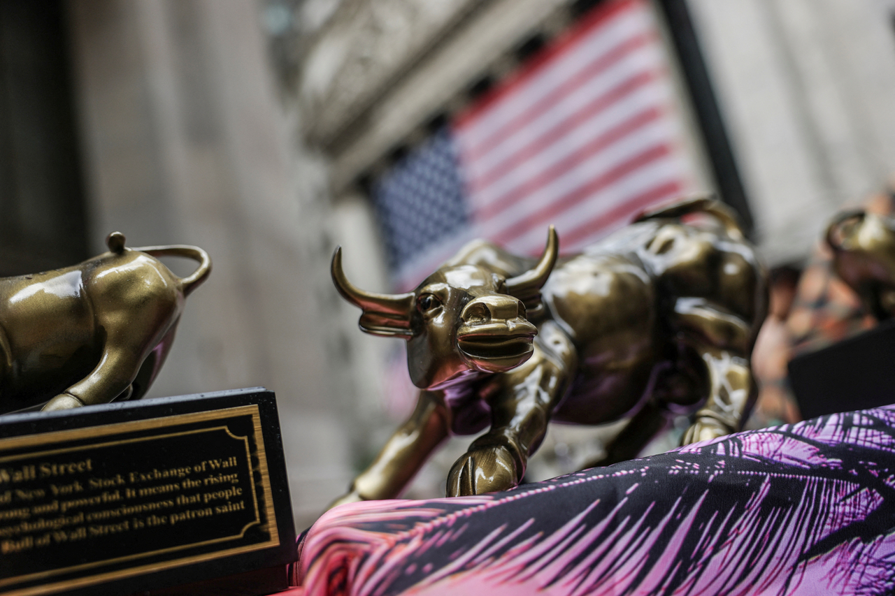 미국 뉴욕시 뉴욕증권거래소(NYSE) 밖 노점상에서 판매하는 돌진하는 황소 상 기념품 [AFP]