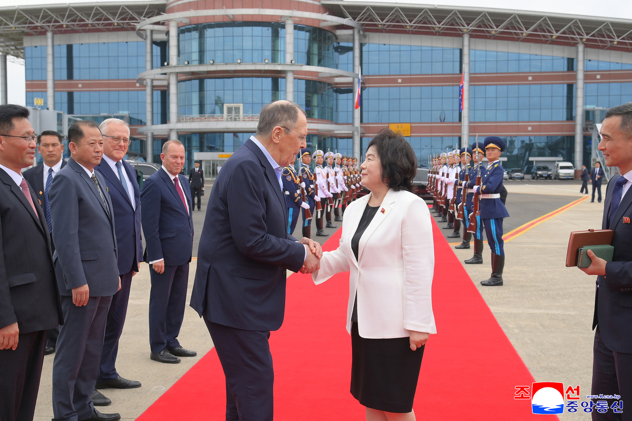 This photo shows Russian Foreign Minister Sergei Lavrov (left) shaking hands with North Korean Foreign Minister Choe Son-hui before leaving North Korea the previous day following a three-day visit to the eastern coastal city of Wonsan on Sunday. (Yonhap)