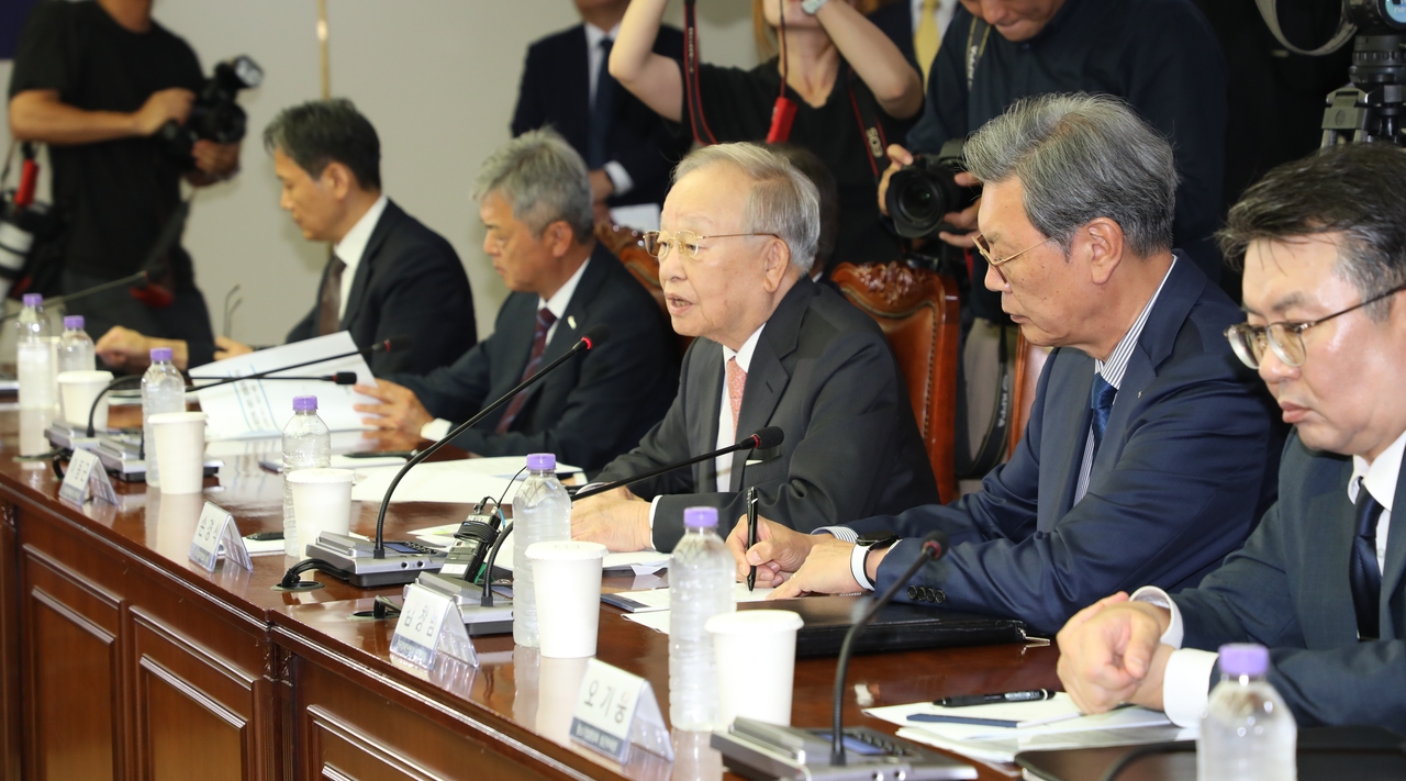 손경식(가운데) 한국경영자총협회 토토사이트 벤틀리이 14일 열린 더불어민주당 환경노동위원회-경제 6단체의 노동정책 간담회에서 발언하고 있다. [경총 제공]