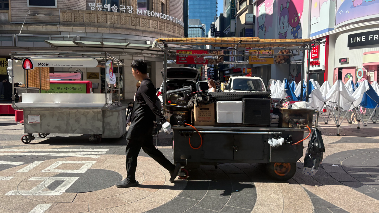 지난 11일 서울 중구 명동거리에 상인들이 노점을 설치하러 이동하고 있다. 박연수 기자