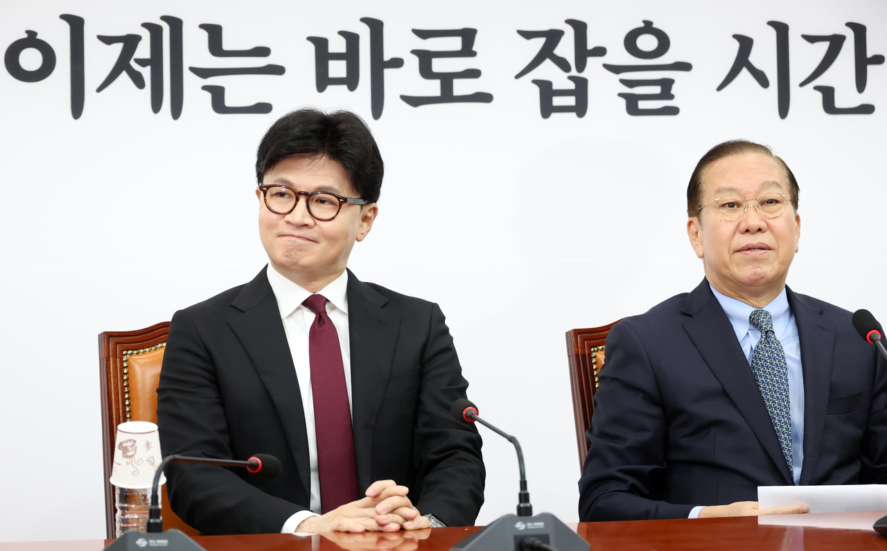 한동훈 전 국민의힘 대표와 권영세 의원. [뉴시스]