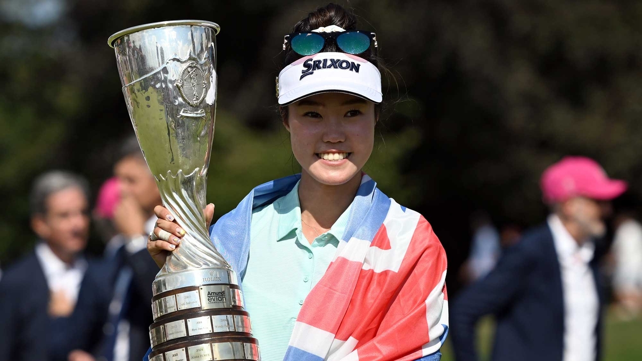 우승 트로피를 들고 활짝 웃고 있는 그레토토사이트 디오스 김. [사진=LPGA]
