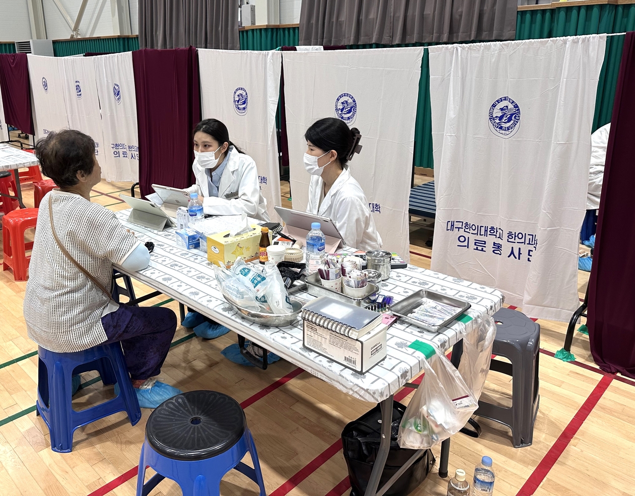 대구한의대 학생들과 의성군종합자원봉사센터는 지난 9~11일 의성군 구천면과 사곡면에서 주민들을 대상으로 한방 진료 봉사 활동을 펼쳤다. [의성군 제공]
