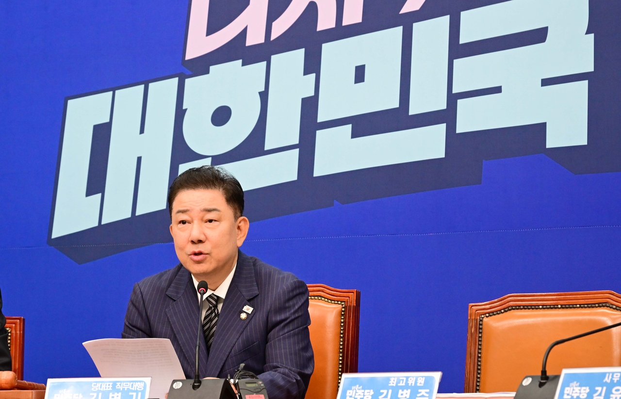 김병기 더불어민주당대표 직무대행 겸 원내대표가 14일 오전 서울 여의도 국회에서 열린 최고위원회의에 참석해 모두발언하고 있다. 이상섭 기자