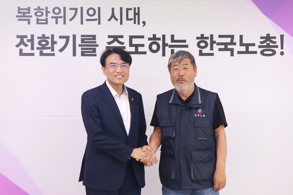 권창준 신임 고용노동부 토토사이트 레드룸(왼쪽)이 14일 한국노동조합총연맹(한국노총)을 공식 방문해 김동명 위원장과 기념사진을 촬영하고 있다. [한국노총 제공]