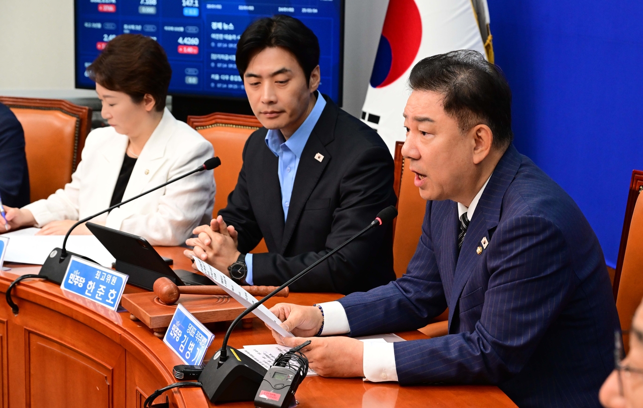 김병기 더불어민주당대표 직무대행 겸 원내대표가 14일 오전 서울 여의도 국회에서 열린 최고위원회의에 참석해 모두발언하고 있다. 이상섭 기자