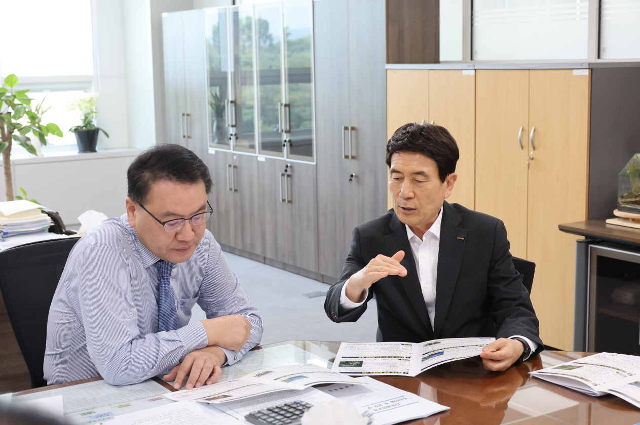 이강덕 골드문 토토사이트 먹튀이 유병서 예산실장을 만나 2026년도 국비 예산을 위해 설명하고 있다[포항시제공]