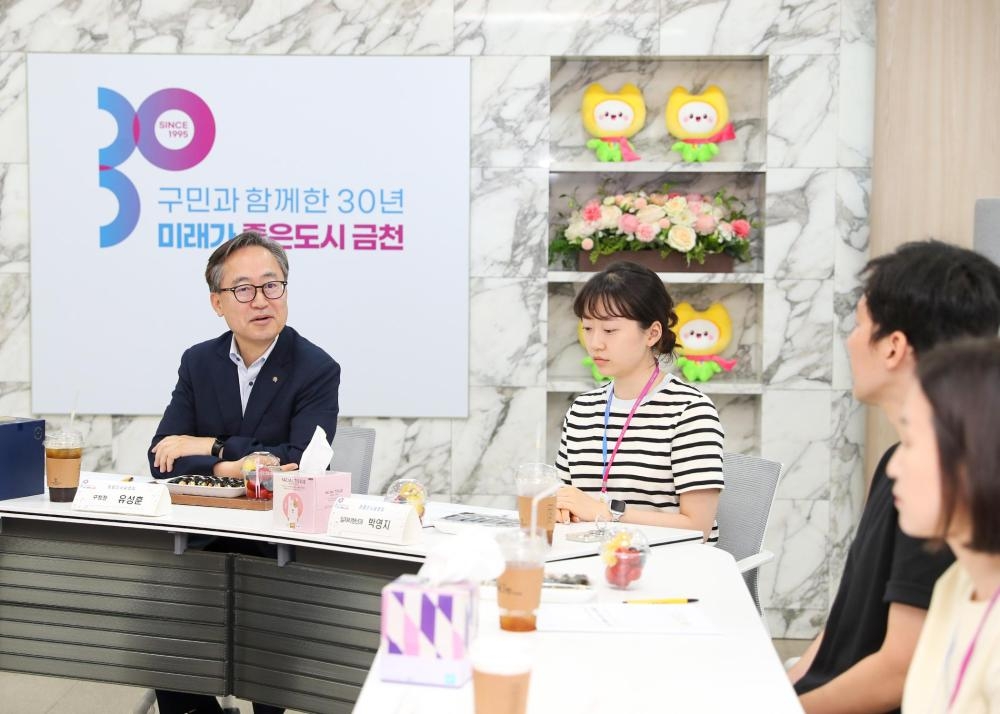 유성훈 금천스포츠토토사이트(왼쪽)이 8급 직원들과 대화를 나누고 있다.(사진제공=금천구 )