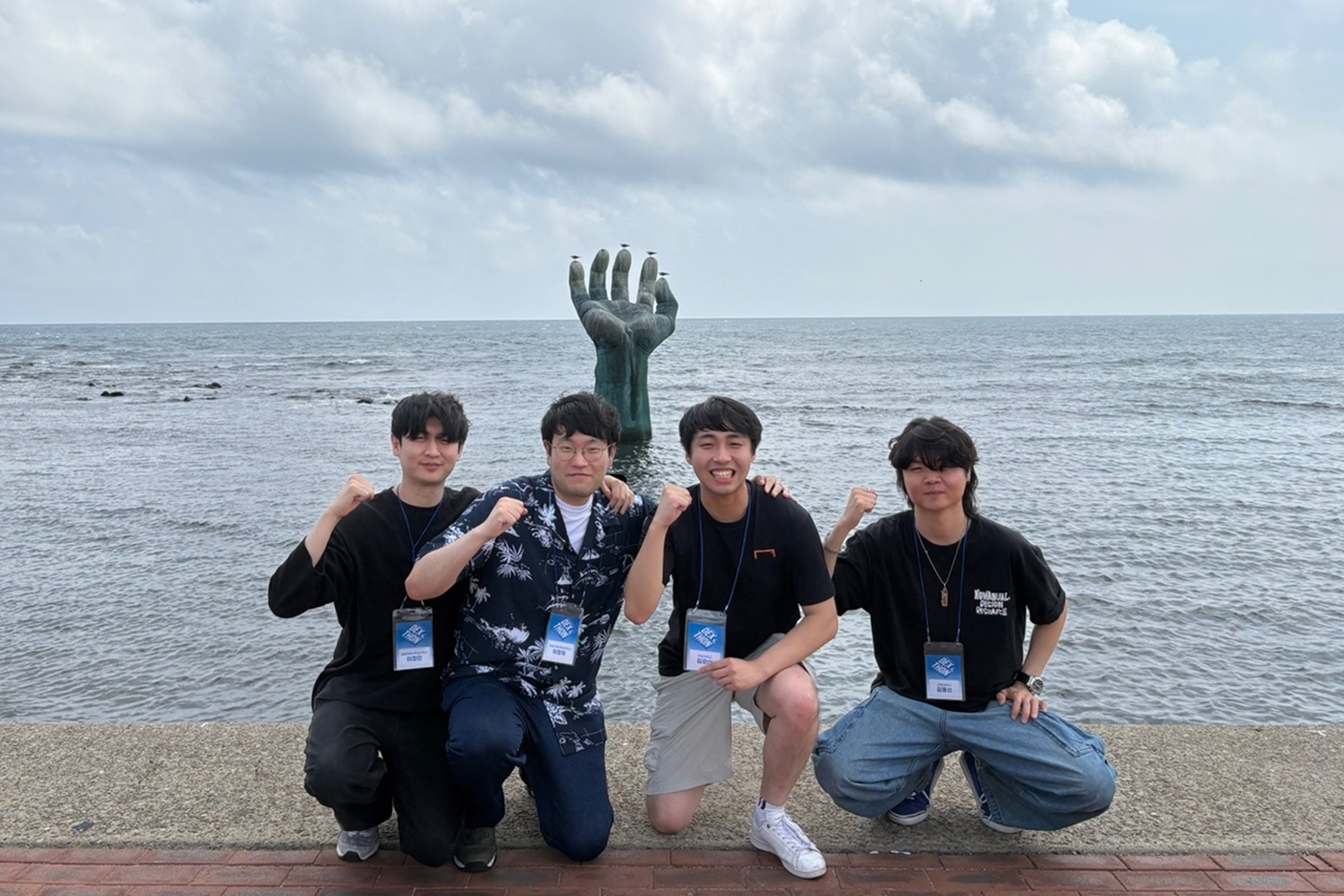 ‘전참시팀’, 전시산업 디지털 융합 해커톤 대상 수상 기념사잔을 찍고 있다.사진오른쪽부터 김동신, 김강산(한동대), 이창우, 이정민(한림국제대학원대)[한동대 제공]