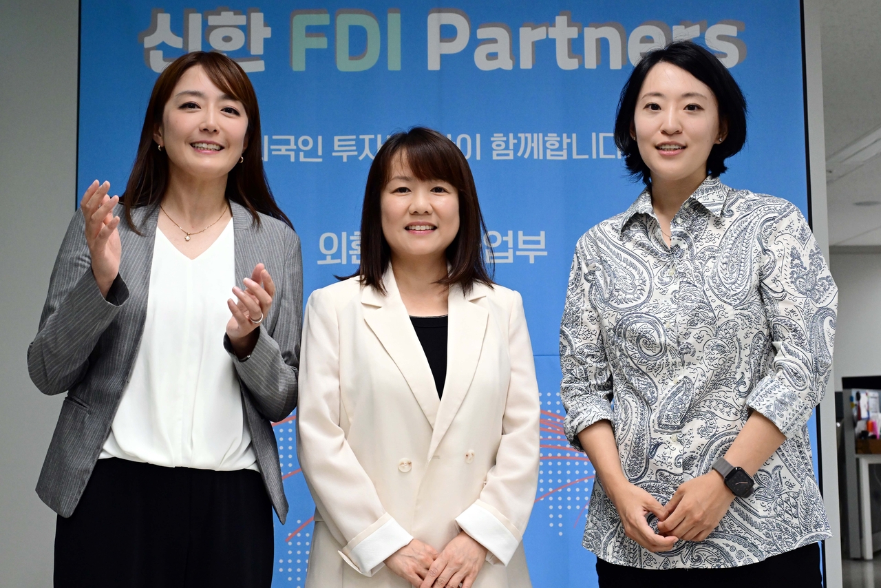 De gauche à droite: Jenny Hong, membre de la Shinhan FDI Partners Unit à Yamamoto, Yang Zhou et Shinhan Bank, prendra des photos dans une récente interview avec le Corée Herald au siège de la Banque dans le centre de Séoul. (Lee Sang-Sub / The Korea Herald)