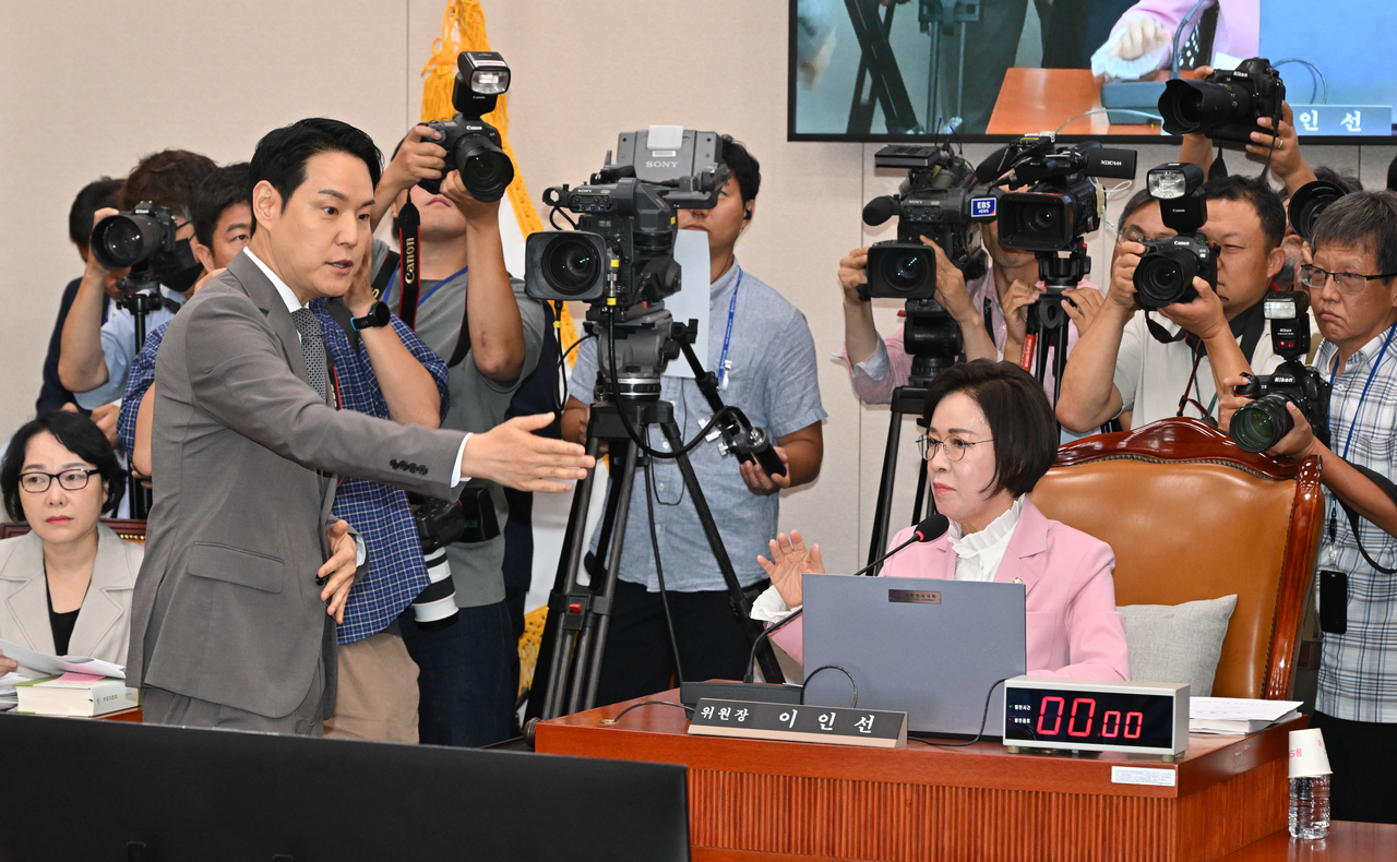 국회 여성가족위원회 여당 간사를 맡고 있는 김한규(왼쪽) 더불어민주당 의원이 14일 오전 서울 여의도 국회 여성가족위원회에서 열린 인사토토사이트 주인공 가입에서 강선우 여성가족부 장관 후보자 인사토토사이트 주인공 가입 관련 의사진행 일정에 대해 이인선 여가위원장에게 항의하고 있다. 임세준 기자