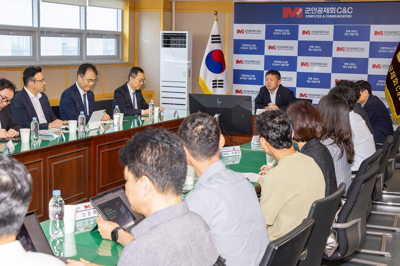 유용규 KT 엔터프라이즈 부문 공공사업본부장이 군인공제회C&C ‘나라사랑카드 발급 및 운영시스템 토토사이트 은행 조회서’ 사업 착수보고회에서 인사말을 하고 있다. [KT 제공]