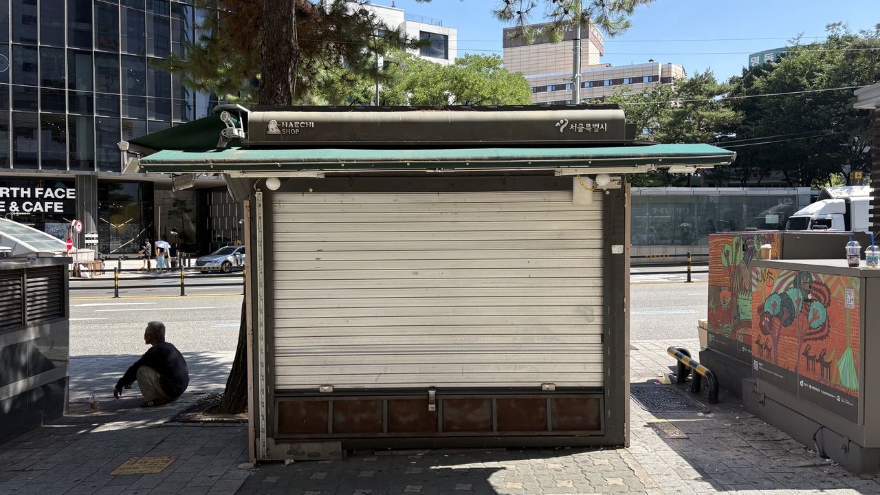지난 11일 서울 중구 명동역 인근 상점이 문을 닫았다. 박연수 기자