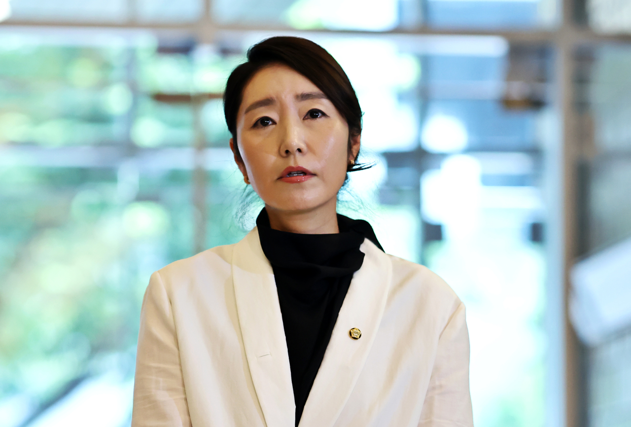 강선우 여성가족부 장관 후보자가 지난 달 26일 인사청문회 준비 사무실이 마련된 서울 이마빌딩으로 들어서며 소감을 밝히고 있다. 연합뉴스