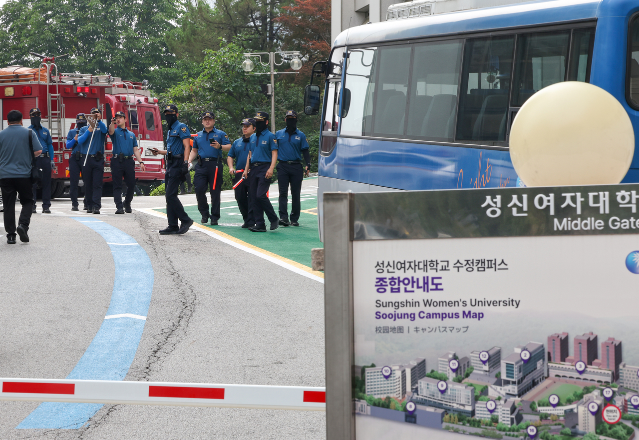 지난 7일 서울 성북구 성신게임룸 토토에 폭발물이 설치됐다는 의심 신고가 접수돼 경찰들이 수색하고 있다.  [연합]