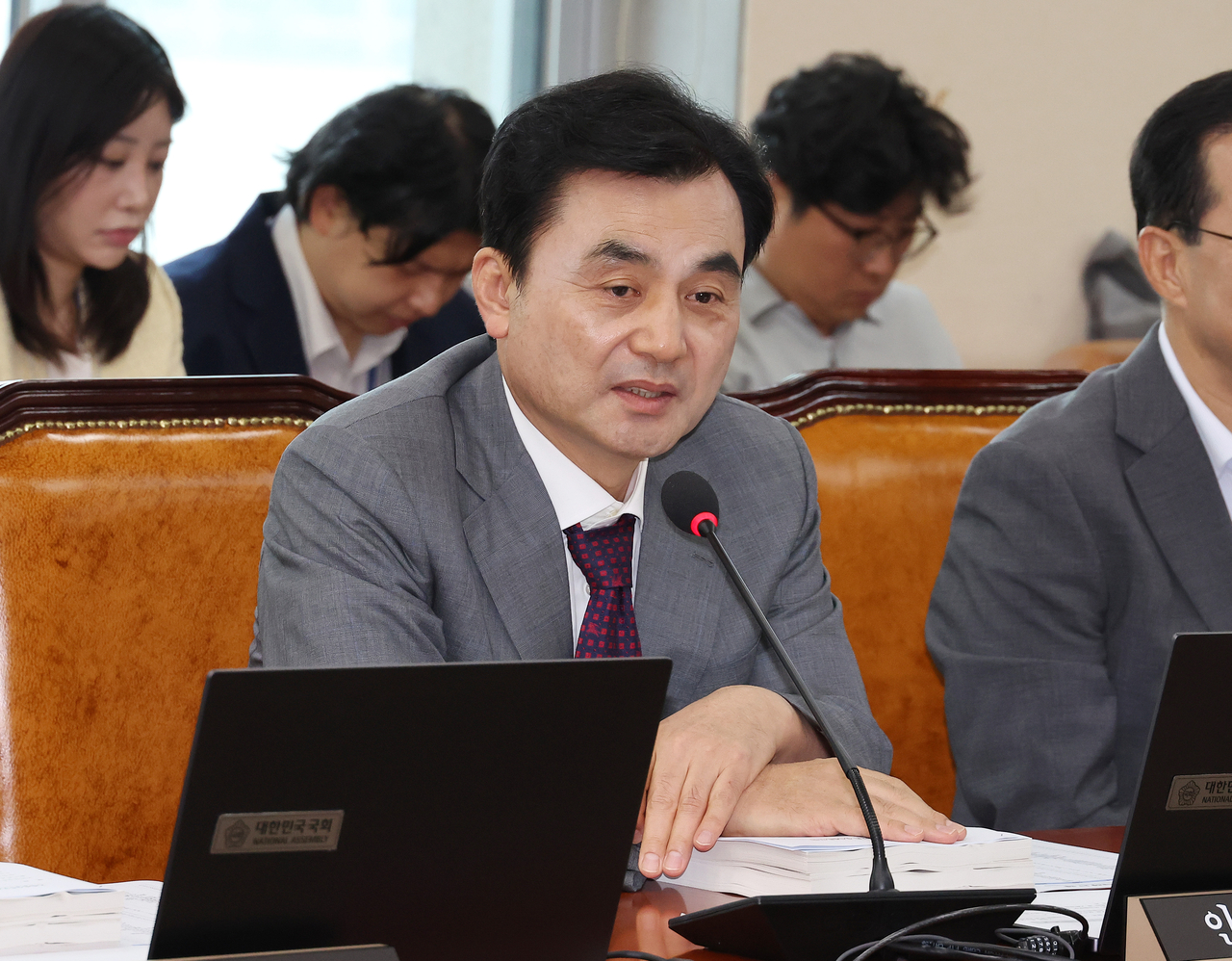 안규백 국방부 장관 후보자가 지난 9일 국회에서 열린 기획재정위원회 전체회의에 참석해 토토사이트 벤틀리말 하고 있다. [연합뉴스]