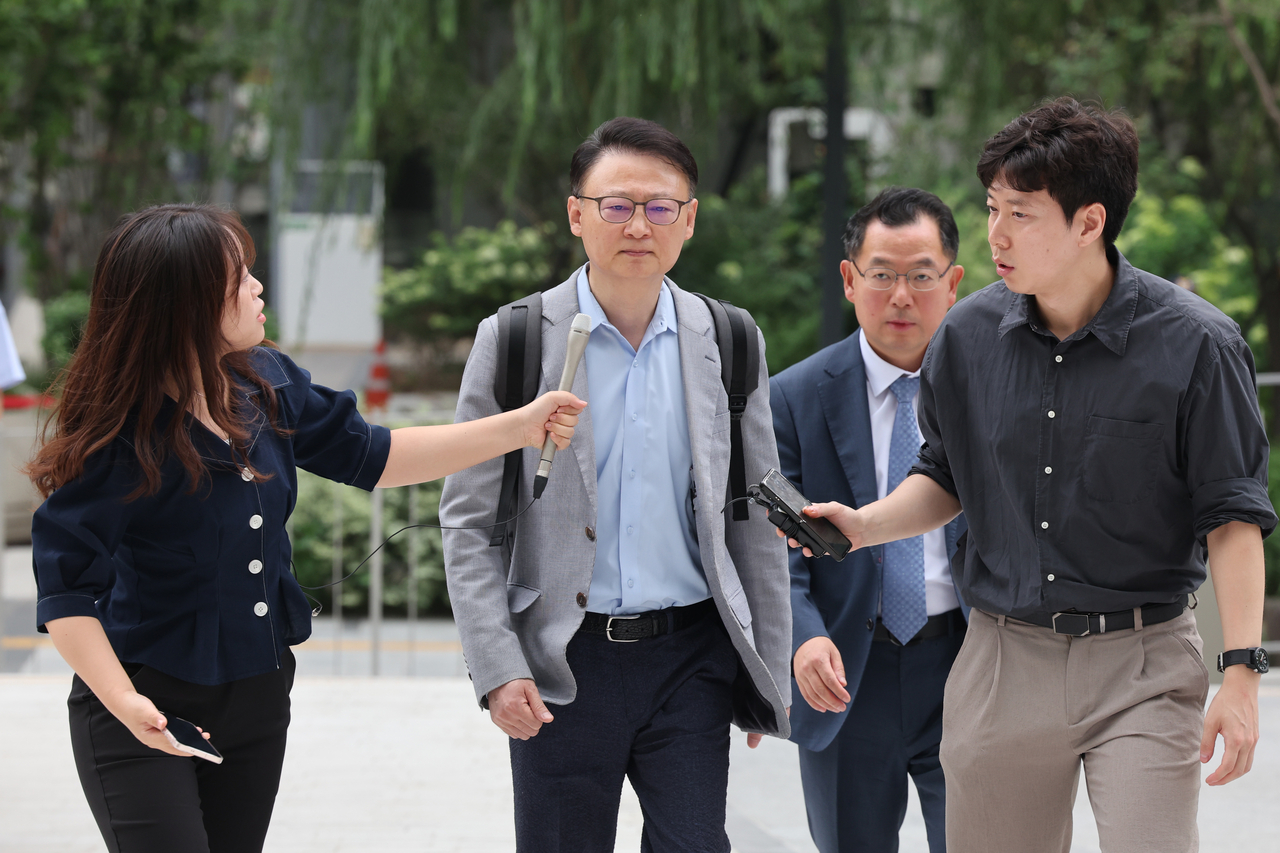 자본시장법상 부정거래행위 등 혐의를 받는 비트코인 스포츠토토 전 대표 구모 씨가 13일 윤석열 전 대통령 배우자 김건희 여사와 관련한 의혹들을 수사하는 민중기 특별검사팀 사무실이 마련된 서울 종로구 KT광화문빌딩 웨스트로 출석하고 있다. [연합]