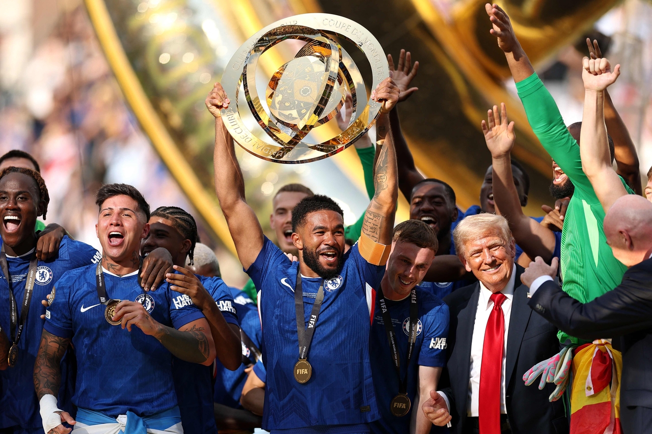 첼시 선수들의 FIFA 클럽 월드컵 우승 세리머니 때 함께 즐거워하고 있는 도널드 웹툰사이트 토토사이트 대통령   [AFP]