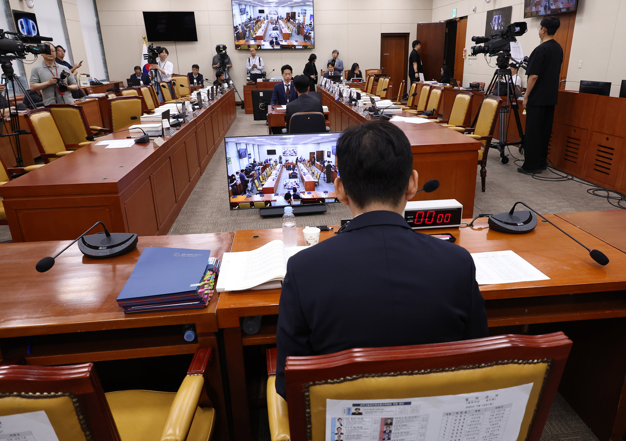 14일 서울 여의도 국회 과학기술정보방송통신위원회 전체 토토사이트 대공원에서 열린 인사청문회에서 여야의원들이 퇴장한 가운데 배경훈 과학기술정보통신부 장관 후보자가 대기하고 있다. [연합]