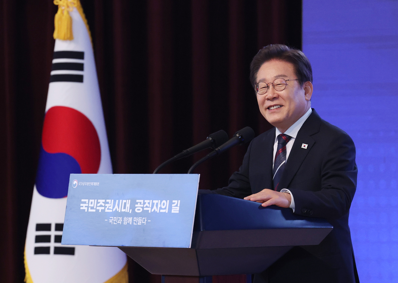 이재명 토토사이트 헐크 가입코드이 14일 충북 진천 국가공무원인재개발원에서 70기 5급 신임관리자과정 교육생들에게 ‘국민주권시대, 공직자의 길’을 주제로 특강을 하고 있다. [연합]