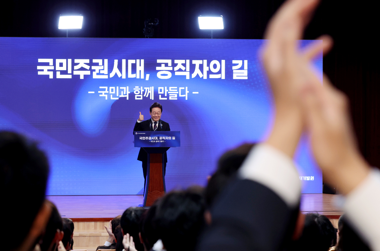 이재명 토토사이트 헐크 가입코드이 14일 충북 진천 국가공무원인재개발원에서 ‘국민주권시대, 공직자의 길’을 주제로 열린 70기 5급 신임관리자과정 교육생 특강에서 연단에 올라 참석자들의 박수에 화답하고 있다. [연합]