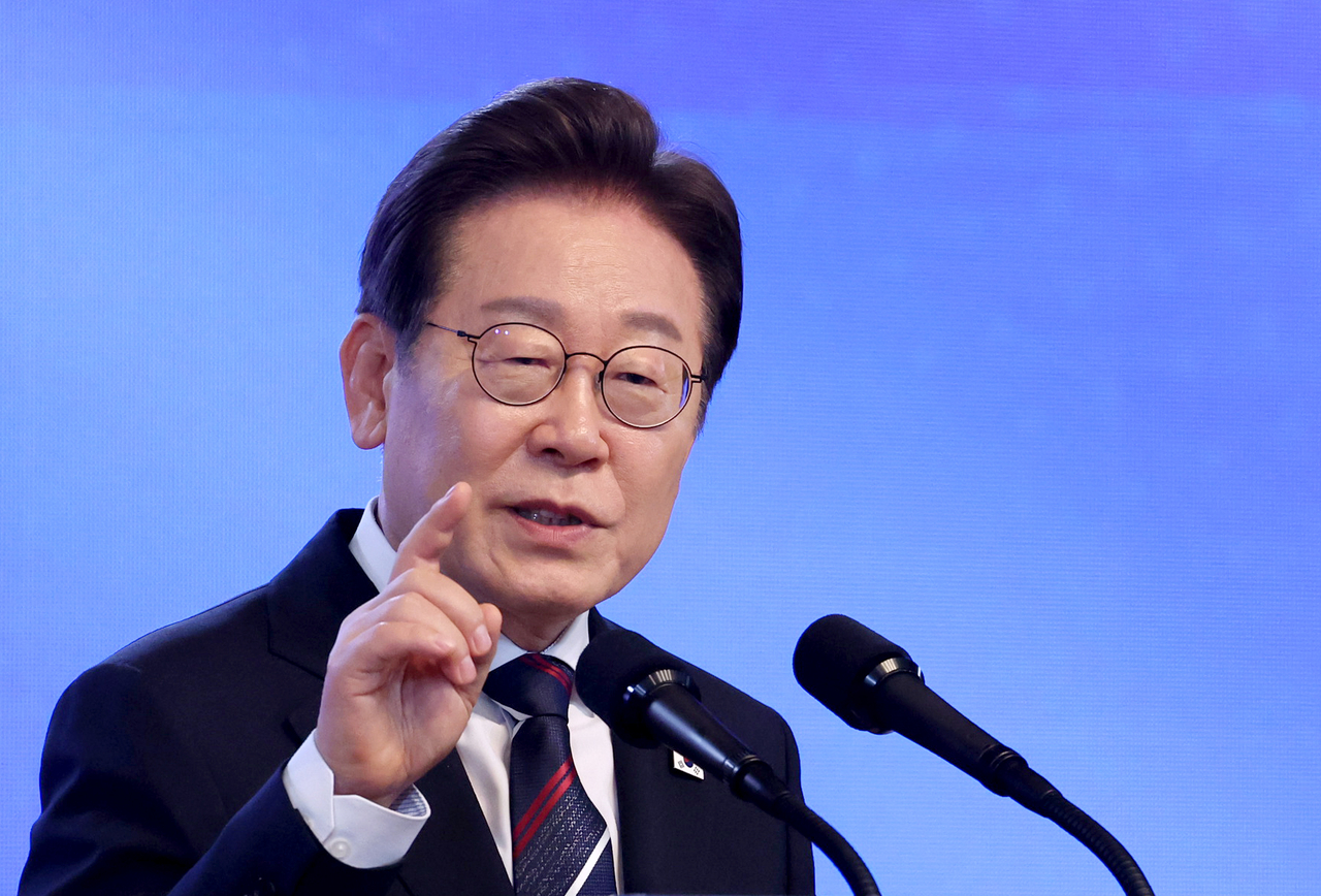 이재명 토토사이트 헐크 가입코드이 14일 충북 진천 국가공무원인재개발원에서 70기 5급 신임관리자과정 교육생들에게 ‘국민주권시대, 공직자의 길’을 주제로 특강을 하고 있다. [연합]