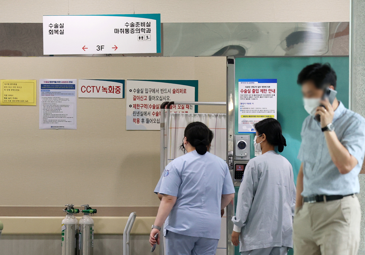Medical staff are seen in front of an operating room at Chosun University Hospital in Gwangju on Monday, after a fire broke out in one of the operating rooms. The blaze was extinguished within about 10 minutes. (Yonhap)