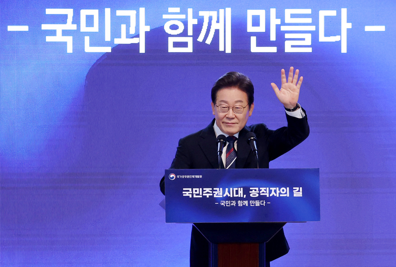 이재명 토토사이트 헐크 가입코드이 14일 충북 진천 국가공무원인재개발원에서 70기 5급 신임관리자과정 교육생들에게 ‘국민주권시대, 공직자의 길’을 주제로 특강을 하며 질문을 받고 있다. [연합]