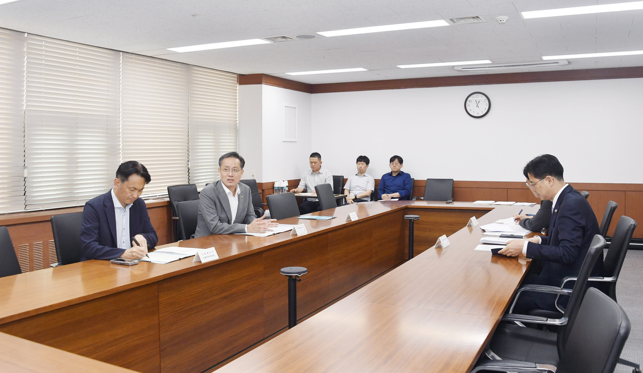 이형일 기획재정부 장관 직무멤버십토토 1차관이 14일 서울 종로구 정부서울청사에서 열린 제50차 물가관계차관회의를 주재하고 있다. [연합]