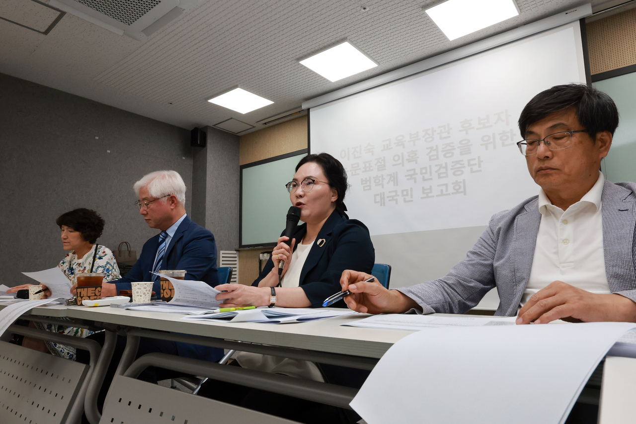 14일 서울 중구 비앤디파트너스 서울역점에서 범학계국민토토사이트 순수익이 연 이진숙 부총리 겸 교육부 장관 후보자 논문 검증 대국민 보고회에서 전국사학민주화교수노동조합 위원장인 김경한 중부대 교수가 발언하고 있다. [연합]