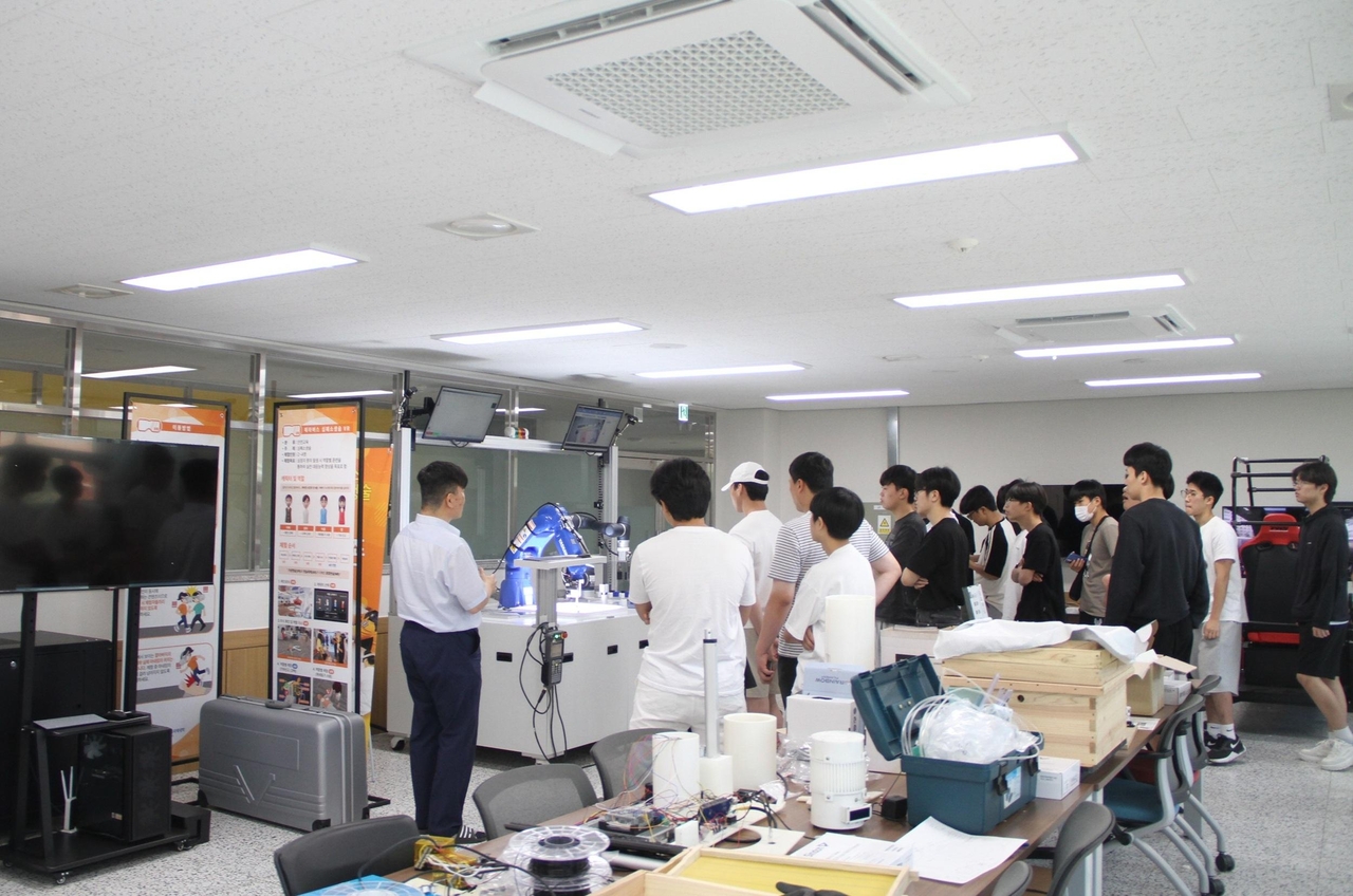 한국폴리텍Ⅵ대학 영주캠퍼스견학 프로그램에 참여한 토토사이트 마무리 멘트들이 스마트공학관 내  융합실습실 을  둘러보며 교수진의 설명을  듣고 있다  [영주폴리텍 제공]