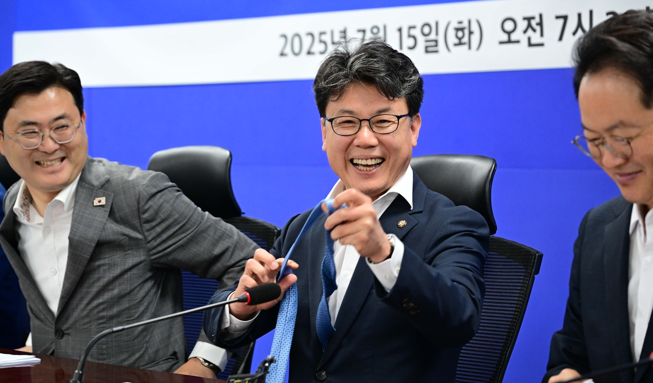 진성준 더불어민주당 정책위의장이 15일 오전 서울 여의도 국회의원회관에서 열린 폭염 대책 당정 간담회에 참석해 넥타이를 풀고 있다. 이상섭 기자