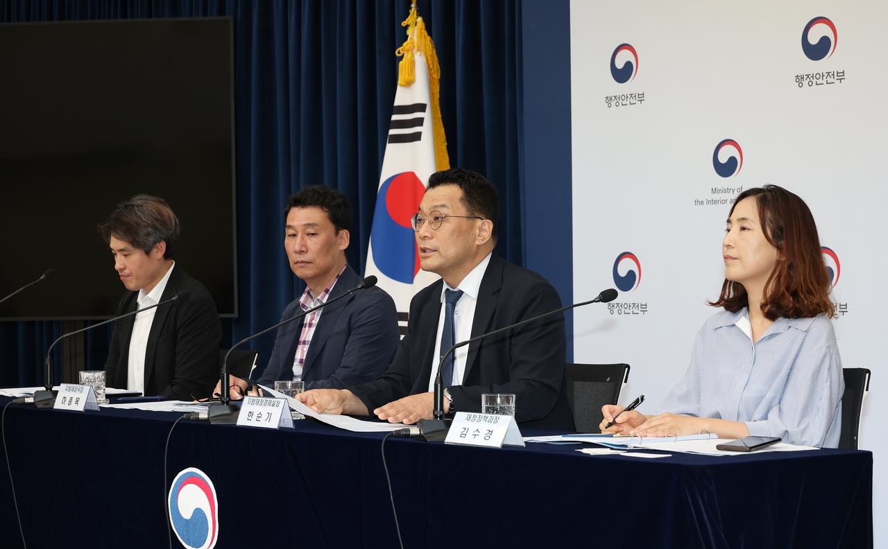 한순기 행정안전부 지방재정경제실장(사진 왼쪽에서 세 번째)이 15일 오전 정부세종청사 중앙동 브리핑실에서 ‘민생회복 소비쿠폰’에 대한 주요정책을 출입기자 대상으로 설명하고 있다.[행정안전부 제공]