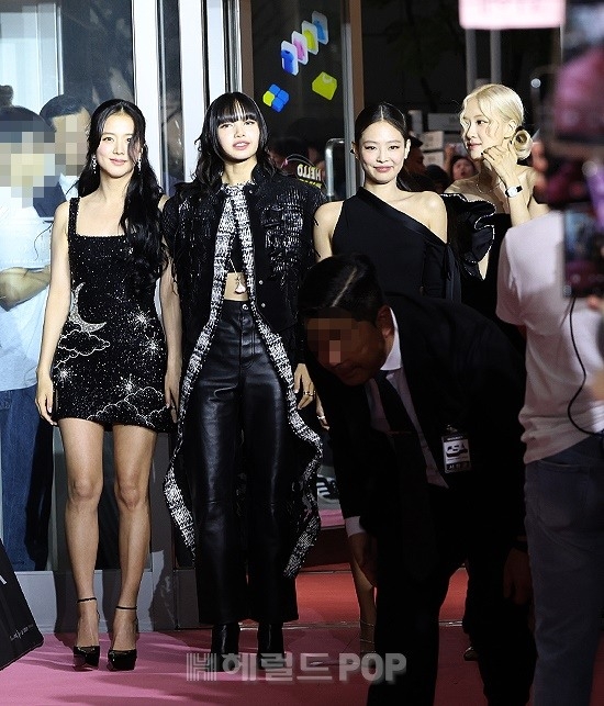 [팝업뮤직]걸그룹 월드투어 3대장 완성…블랙핑크·트와이스 그리고 르세라핌 - 헤럴드뮤즈 (Herald Muse)