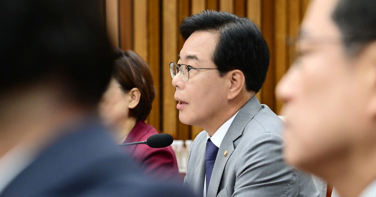 송언석 국민의힘 비상대책위원장 겸 원내대표가 15일 오전 서울 여의도 국회에서 열린 원내대책회의에 참석해 모두발언하고 있다. 이상섭 기자