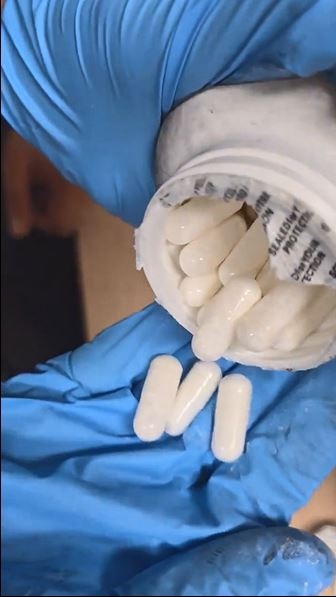 서울경찰청 광역수사단 토토사이트 토스 입금수사1계 수사팀이 압수한 영양제 캡슐로 위장한 토토사이트 토스 입금. [서울경찰청 제공]