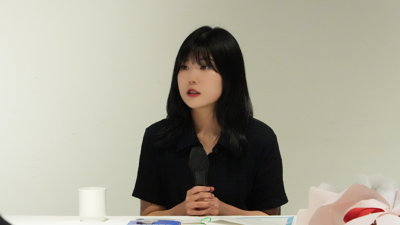 신보라 작가가 15일 서울 중구의 한 음식점에서 열린 와이즈 토토 경장편 작가상 시상식 기자간담회에 참석하고 있다. [와이즈 토토]