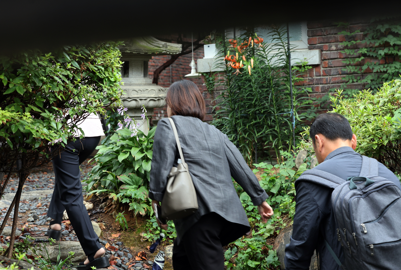 A special counsel team conducts a search and seizure of shaman Jeon Seong-bae's office in Gangnam, southern Seoul, Tuesday. (Yonhap)