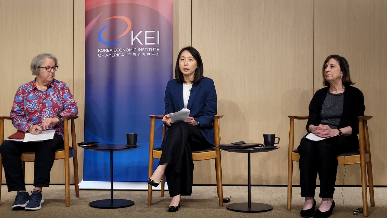 Ahn Se-ryeong (center), economic minister at the South Korean Embassy in Washington; Wendy Cutler (right), vice president of the Asia Society Policy Institute; and Tami Overby, senior adviser at Albright Stonebridge Group, attend a forum at the Korea Economic Institute of America in the US capital on Monday. (Yonhap)