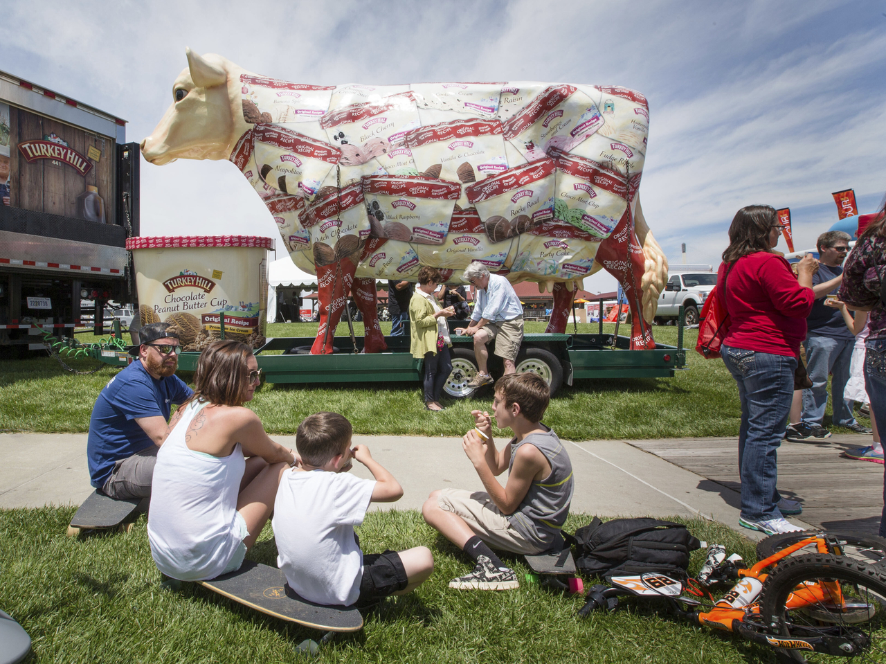 The giant Turkey Hill Cow looms over festival goers sampling ice cream at Taste of Omaha in Omaha, Nebraska on May 31.   AP-Yonhap