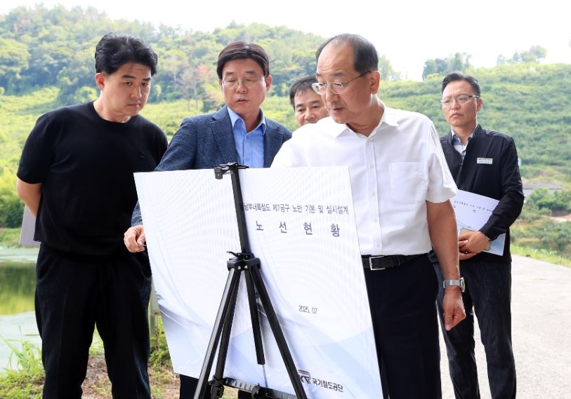 15일 남부내륙철도 설계현장 점검을 하고 있는 이성해(오른쪽 두 번째) 국가시노 스 토토사이트 이사장. [국가시노 스 토토사이트 제공]